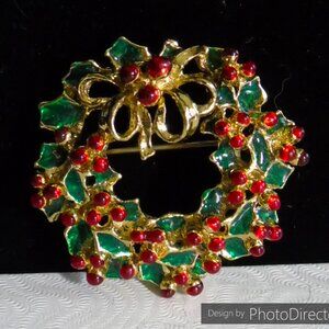 VINTG Enamel Holly Leaves Translucent Red Berry Clusters Christmas Wreath Brooch